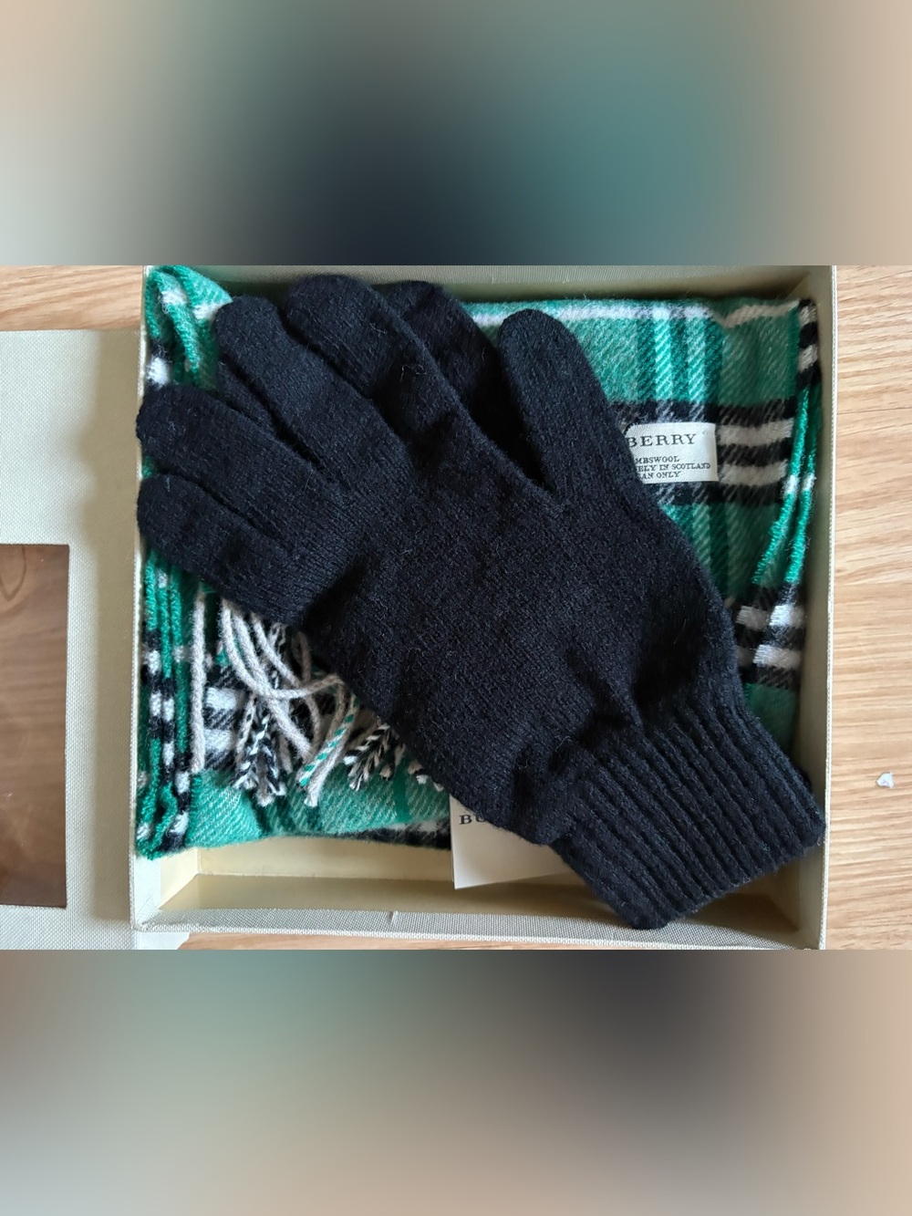 NWT 100% lambswool Burberry Black and Green gloved and Scarf in Signature Box